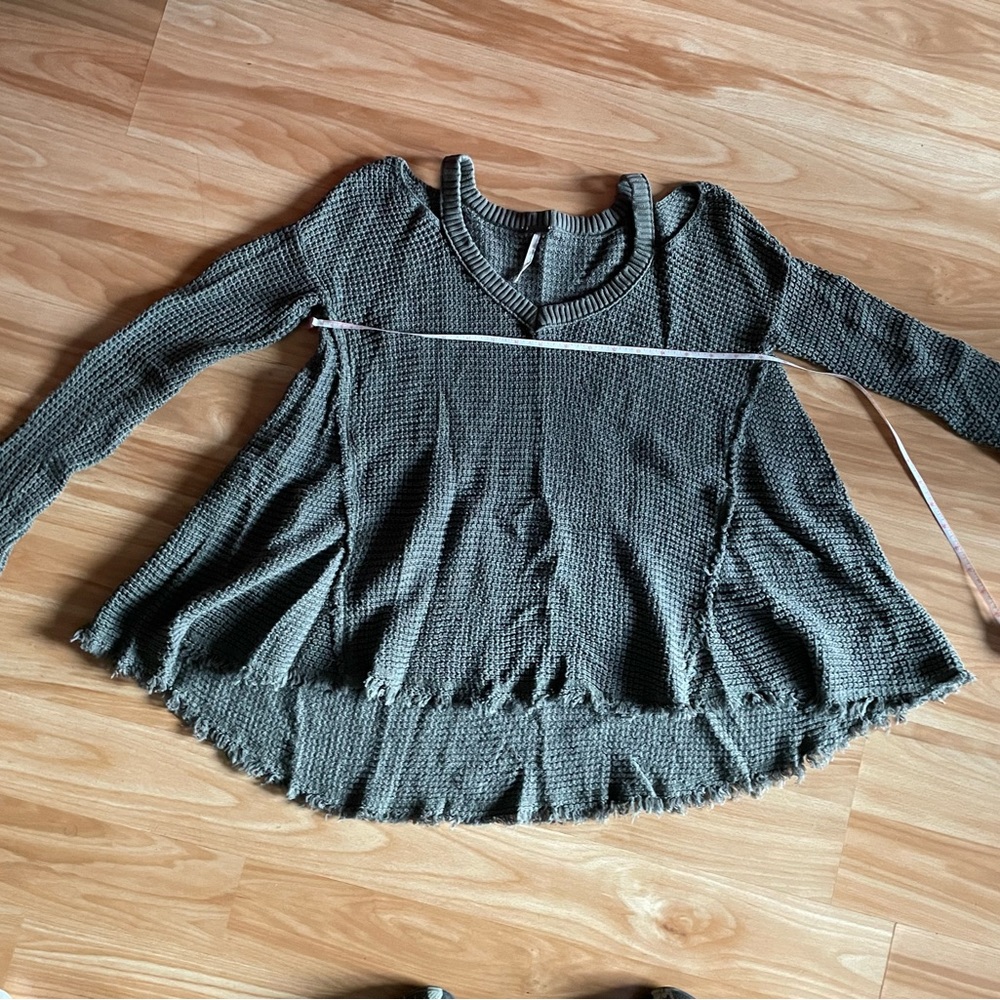 Women’s Gray Waffle-Knit V-Neck Sweater